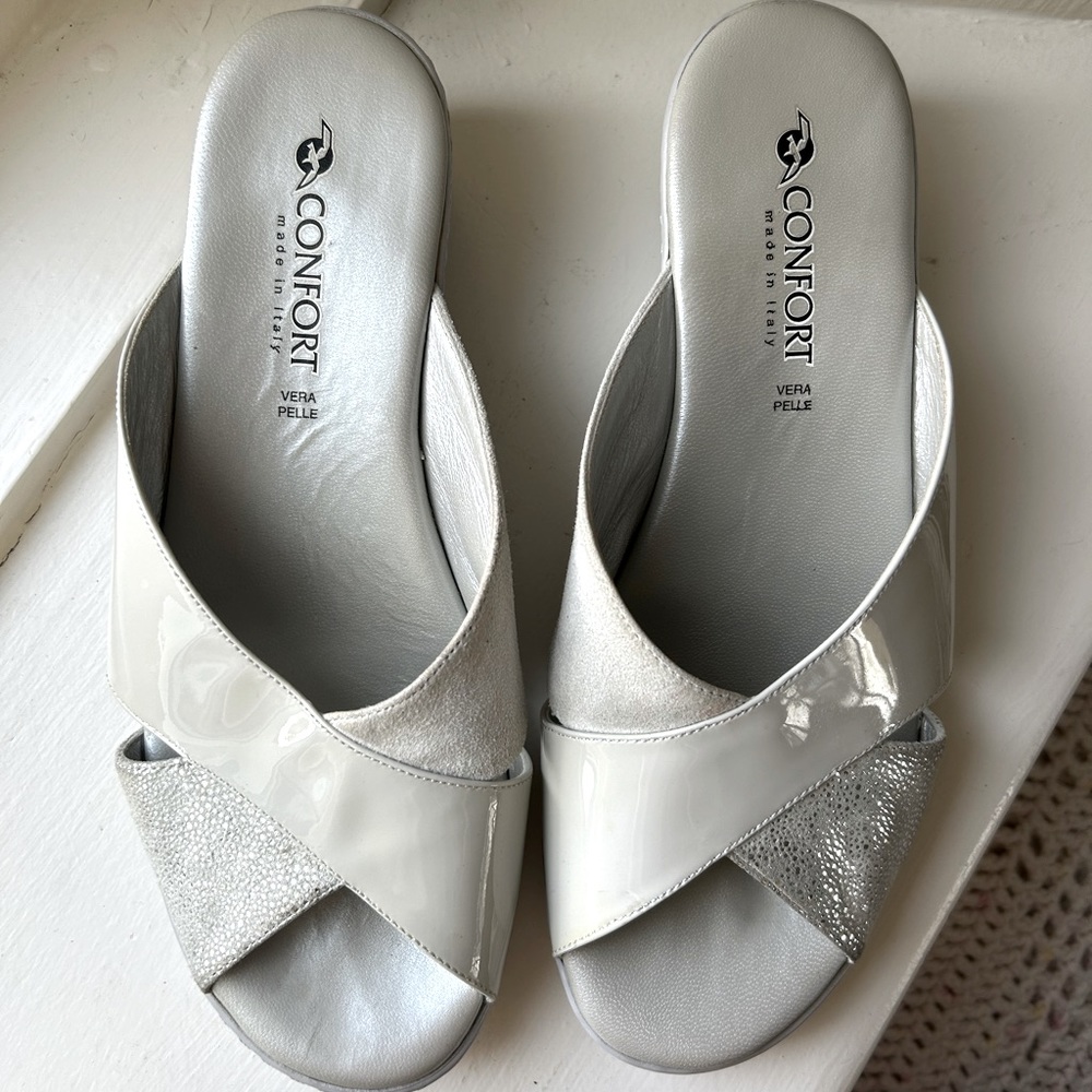 Open-toed low grey wedges